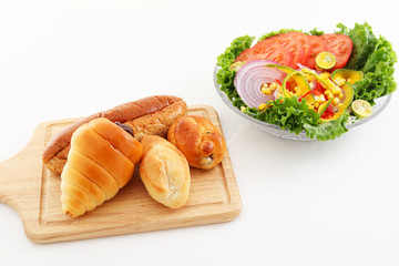 新鮮なサラダとパン