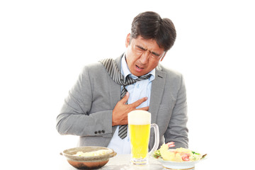 上腹部痛を訴える酔った男性