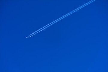 青空にまっすぐ伸びる飛行機雲  vapor trail