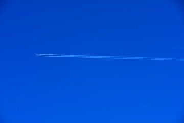 青空にまっすぐ伸びる飛行機雲  vapor trail