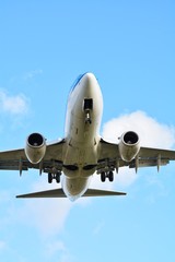 着陸する飛行機　イメージ