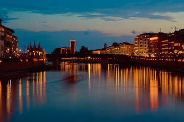 Naklejka premium Pisa by the Arno River at night, with the monuments framed