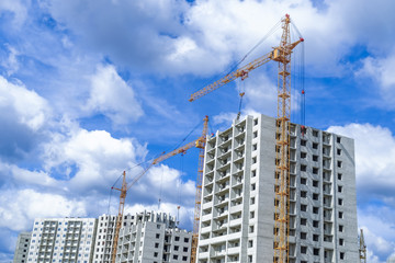 Fototapeta na wymiar Construction of multi-storey building and huge crane