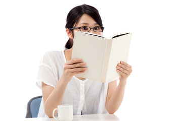 女性　読書　コーヒー　熱中　衝撃　ミステリー　推理　探偵