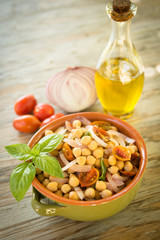 Zuppa di ceci, cipolle, pomodorini e basilico, ricetta vegetariana 
