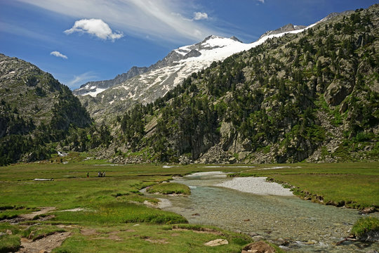 Aneto sobre el Plan de Aigualluts. Pico m&aacute;s alto de los Pirineos, Espa&ntilde;a, con su glaciar.