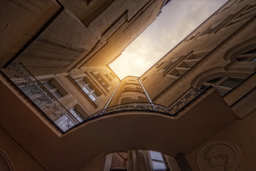 Widok z dołu na starą kamienice © Patryk Michalski