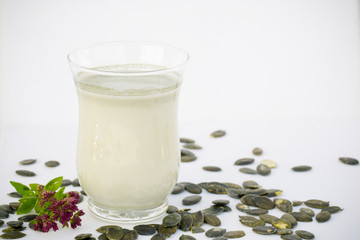 Glas mit veganer Milch