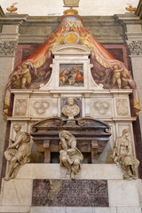Le tombeau de Michel-Ange dans la basilique Santa Croce à Florence.