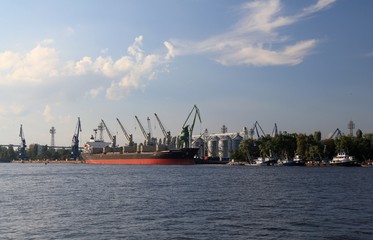 Корабль в порту