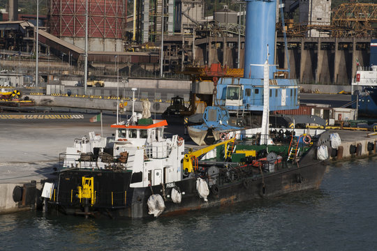 Rimorchiatore ormeggiato in porto