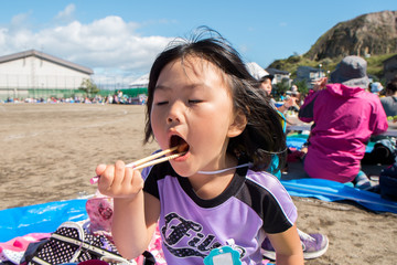 お弁当を食べる子供