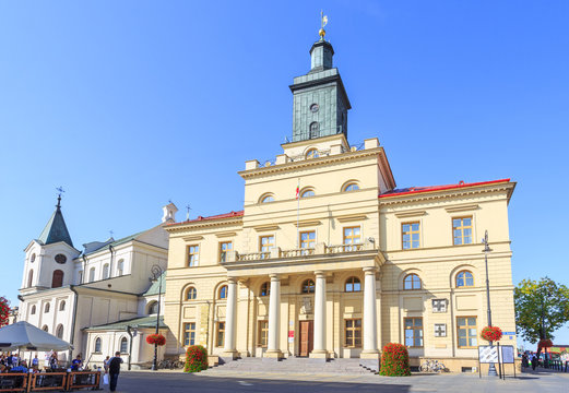 Nowy Ratusz w Lublinie przy Krakowskim Przedmieściu, wybudowany w latach 1827-1828 w stylu klasycystycznym. Obok ratusza z lewej widoczny Kości&oacute;ł Św. Ducha