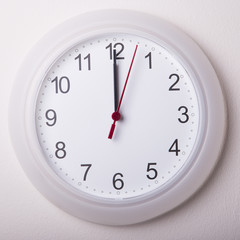 orologio alle dodici in punto