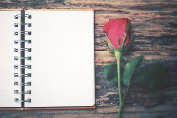 Blank notepad with red rose