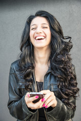 ragazza sorridente che chatta al cellulere