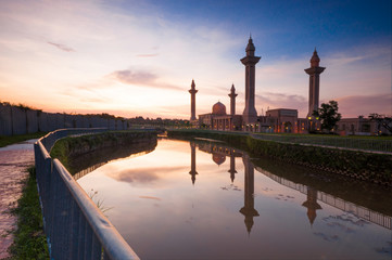 Fototapeta na wymiar View Of Sunset Over Mosque Tuanku Ampuan Jemaah,Bukit Jelutong,Selangor,Malaysia.