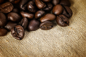 Naklejka premium fresh coffee bean on burlap texture retro style
