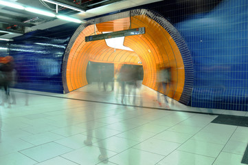 People rushing through a subway corridor in Munich