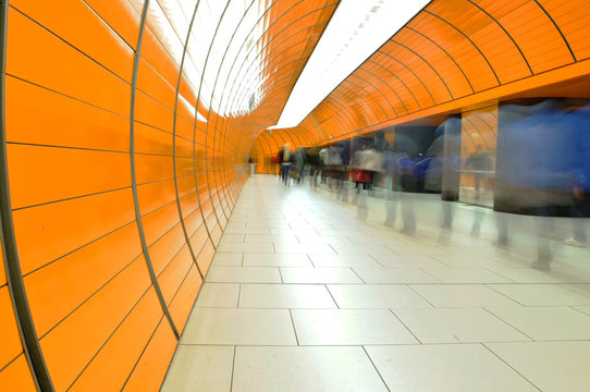 People rushing through a subway corridor in Munich