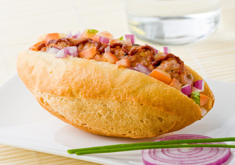 Pita bread with meat, parsley, tomato, bell pepper and pine seeds