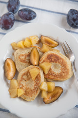 Pancakes mit Feigen und Pflaumen