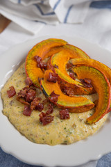 Polenta mit gebratenem Kürbis und Speck
