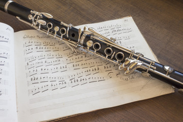 Clarinetto e partitura musicale    