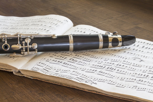 Clarinetto e partitura musicale    
