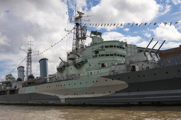 Kriegsschiff ankert