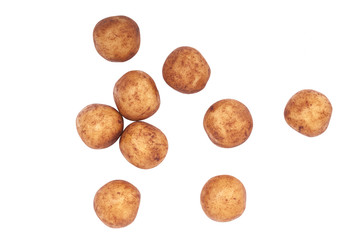 Mehrere Marzipankartoffeln auf weißem Hintergrund