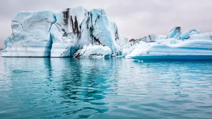 Papier Peint photo autocollant Glaciers Icebergs bleus flottant sur le lac, Islande