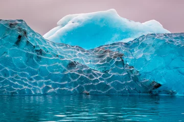 Crédence de cuisine en verre imprimé Glaciers Iceberg bleu dans le lac froid, Islande
