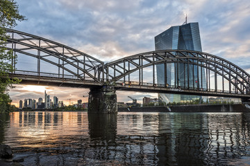 Fototapeta na wymiar Skyline von Frankfurt mit Deutschherrnbrücke und EZB