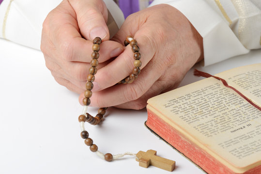 mani in preghiera con rosario