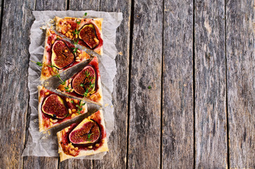 Cake with figs and nuts