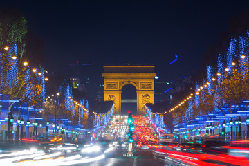 Obrazy na Plexi  Avenue des Champs-Elysees z bożonarodzeniowym oświetleniem prowadzącym do Łuku Triumfalnego w Paryżu we Francji