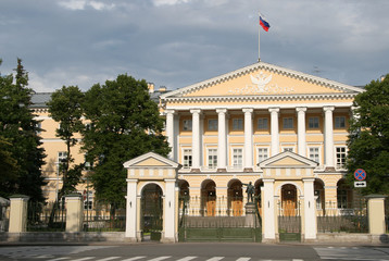 Fototapeta na wymiar ST. PETERSBURG, RUSSIA - JUNE 27, 2008: Facade of Smolny institute, now is the residence of the Governor of St. Petersburg