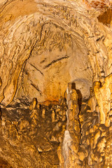 Obraz premium Stalactite and stalagmite formations on the wall of an undergrou