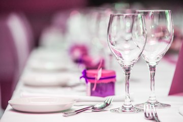 Gedeckter Tisch mit Gläsern
