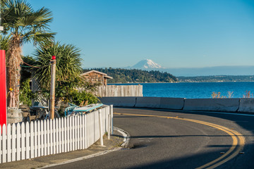 Fototapeta premium Curve And Mount Rainier
