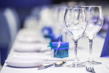 Gedeckter Tisch mit Gläsern