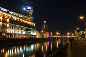 Fototapeta na wymiar embankment Moscow river channel at night.