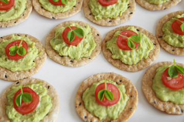 Green avocado and tomato crackers