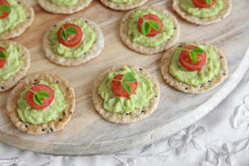 Green avocado and tomato crackers