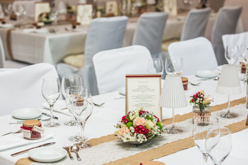 Festlich gedeckte Tafel 