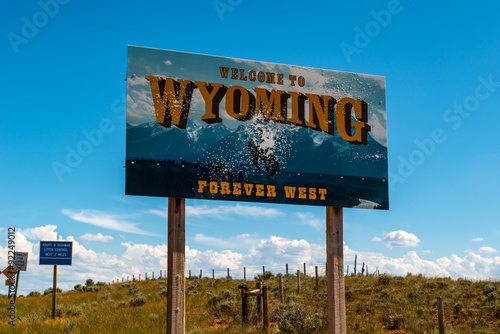 “Wyoming road sign” 스톡 사진, 로열티프리 이미지 : Fotolia.com - 이미지 92249012