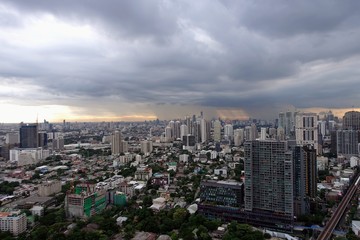 Fototapeta na wymiar ゲリラ豪雨中のタイ・バンコクの高層ビル群　