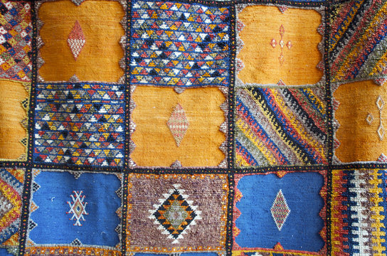 d&eacute;tail tapis dans un souk de Marrakech