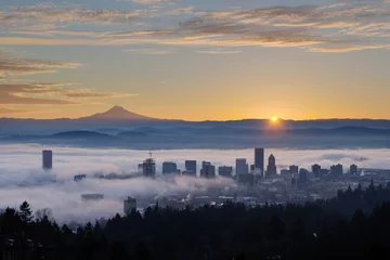Fototapeten Sonnenaufgang über dem nebligen Stadtbild von Portland mit Mt. Hood © David Gn